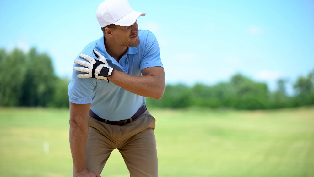 man_playing_golf Man in pain playing golf